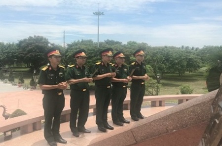 Cán bộ, nhân viên Viện KSQS khu vực 41 dâng hoa, dâng hương tại Đài tưởng niệm Liệt sỹ Thành cổ Quảng trị.