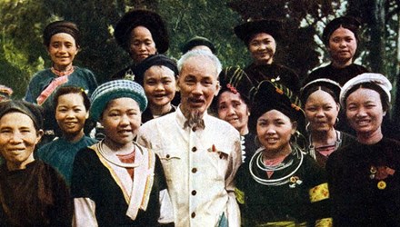 Trong Di chúc, Chủ tịch Hồ Chí Minh thể hiện rõ giữa Đảng và Nhân dân: Người chỉ dặn lại việc phải làm cho Đảng, còn quyền được phục vụ và hưởng lợi ích là thuộc về Nhân dân