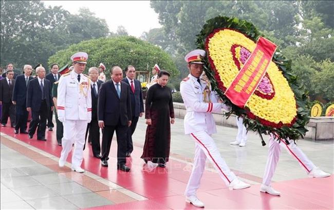 Lãnh đạo Đảng, Nhà nước đặt vòng hoa, tưởng niệm các anh hùng liệt sĩ. Ảnh: TTXVN