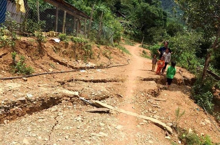 Vết nứt lớn kéo dài hơn 1 km tại xã Mai Sơn, huyện Tương Dương