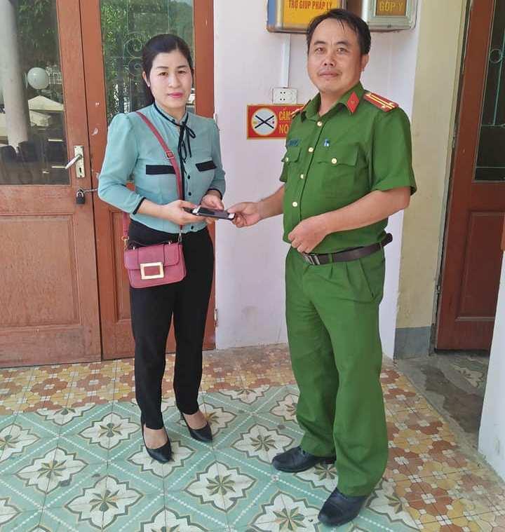 Trung tá Và Bá Và trao chiếc điện thoại Iphone cho chị Nguyễn Thị Thùy Nhung