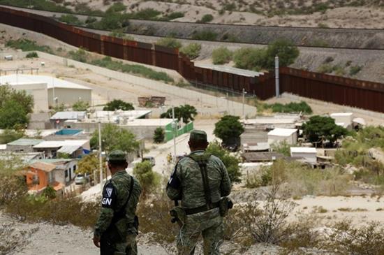 Hai sĩ quan Vệ binh Quốc gia Mexico tuần tra tại khu vực Ciudad Juarez, Mexico. Ảnh Reuters. 