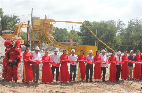 Các đại biểu cắt băng khánh thành nhà máy chế biến cát biển thành cát xây dựng đạt tiêu chuẩn Việt Nam tại Phú Quốc (Kiên Giang). 