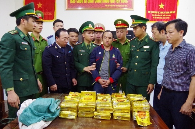 Tại Hà Tĩnh, ngày 17/2, các lực lượng chức năng phối hợp bắt đối tượng Briacher Vangchueyang (1994, quốc tịch Lào, thu giữ 249 kg ma túy tổng hợp dạng đá
