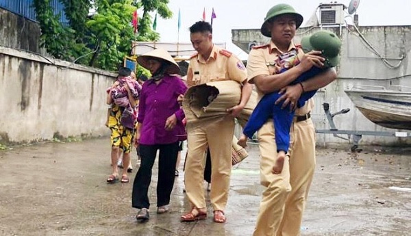 Cán bộ, chiến sỹ Cảnh sát giao thông thành phố Hải Phòng hỗ trợ người dân sơ tán trước khi bão về.