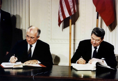 Mỹ và Nga ký kết hiệp ước hạt nhân INF năm 1987 (Ảnh: Reuters)