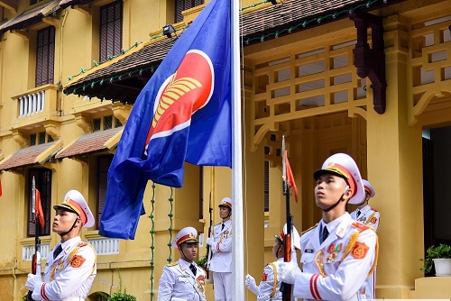 Lễ Thượng cờ ASEAN nhân dịp kỷ niệm 52 năm ngày thành lập ASEAN và 24 năm ngày Việt Nam chính thức gia nhập tổ chức này. (Ảnh: MH)