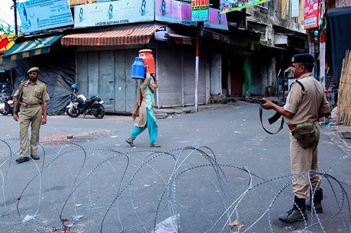 Nhân viên an ninh đứng bảo vệ trên một con phố ở Jammu thuộc vùng Kashmir do Ấn Độ kiểm soát vào ngày 6/8. Ảnh: AFP/Getty