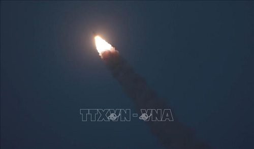 Tên lửa dẫn đường chiến thuật kiểu mới được Triều Tiên phóng thử tại một địa điểm không xác định ngày 6/8/2019 (Ảnh: AFP/TTXVN)