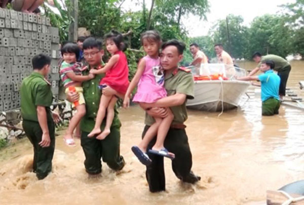 Công an nhân dân luôn là lực lượng xung kích khi xảy ra thiên tai, lũ lụt
