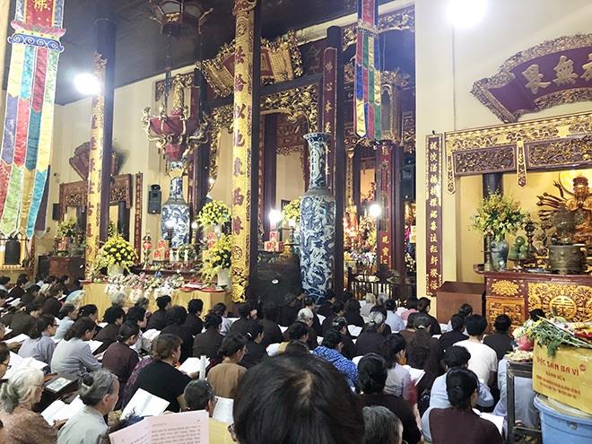 Đông đảo người dân, Phật tử tham dự lễ cầu siêu tại chùa Quán Sứ chiều 13-7 âm lịch.
