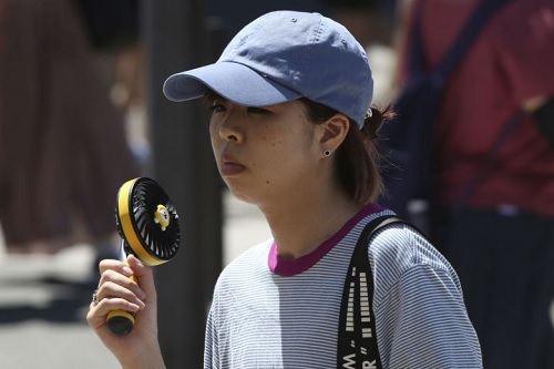 Những chiếc quạt nhỏ cầm tay được người dân Tokyo, Nhật Bản sử dụng để tránh nóng. (Ảnh: AFP)