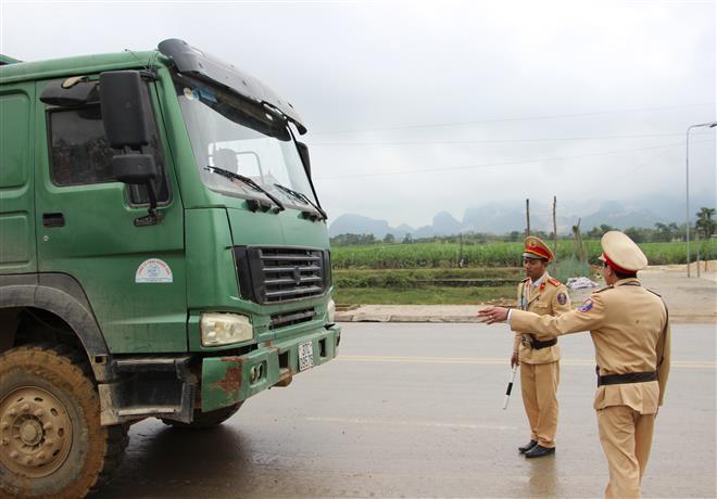 Lực lượng CSGT Công an Nghệ An tăng cường kiểm tra phương tiện tham gia giao thông