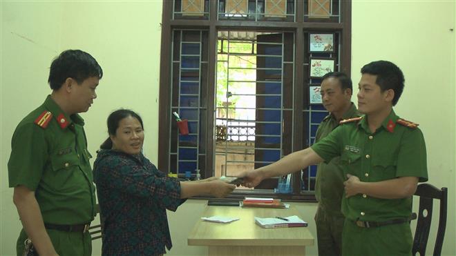 Công an huyện Diễn Châu tiến hành thu hồi và trả lại số tiền 18,2 triệu đồng cho chị Nguyễn Thị Hường 