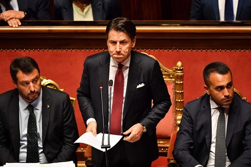 Thủ tướng Italy Giuseppe Conte (giữa) tuyên bố từ chức. (Nguồn: NBC News)