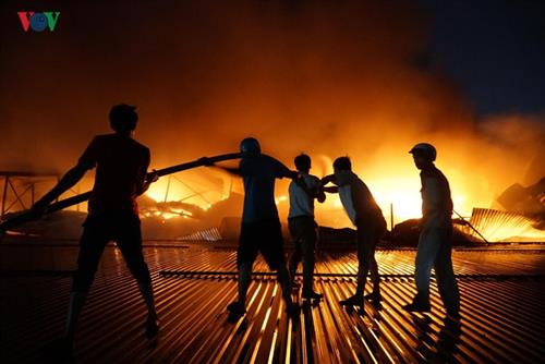 Ngay sau khi xảy ra vụ việc, Công an Hà Nội đã huy động hàng chục xe chữa cháy từ các quận Thanh Trì, Cầu Giấy, Đống Đa, Hà Đông tới hỗ trợ. Lực lượng chức năng đang triển khai đội hình phun nước dập lửa.