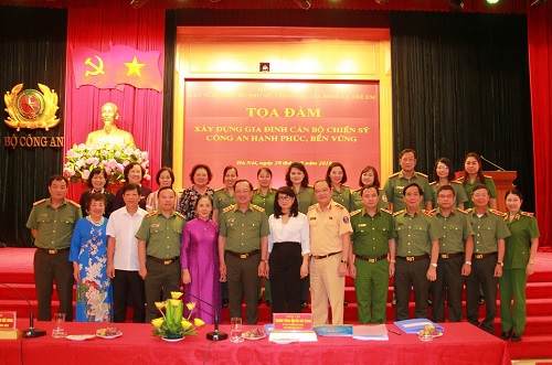 Thứ trưởng Nguyễn Văn Thành cùng các đại biểu dự Tọa đàm.