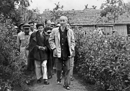  Chủ tịch Hồ Chí Minh thăm ngôi nhà cũ ở quê nội tại làng Sen , xã Kim Liên, huyện Nam Đàn, tỉnh Nghệ An (tháng 12-1961). (Ảnh: TTXVN)