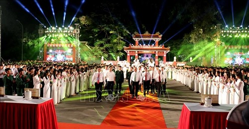 Thủ tướng Nguyễn Xuân Phúc dự chương trình cầu truyền hình trực tiếp “Bài ca kết đoàn” tại Thừa Thiên - Huế. Ảnh: Tường Vi - TTXVN