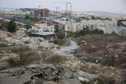 Đống đổ nát của những ngôi nhà Palestine bị phá hủy, nhìn ra khu định cư của Pisgat Zeev ở Beit Hanina, Đông Jerusalem. (Ảnh: UN)