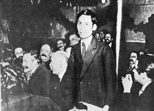 Người thanh niên Nguyễn Ái Quốc tại Đại hội toàn quốc Đảng Xã hội Pháp ở thành phố Tour (Pháp), tháng 12/1920