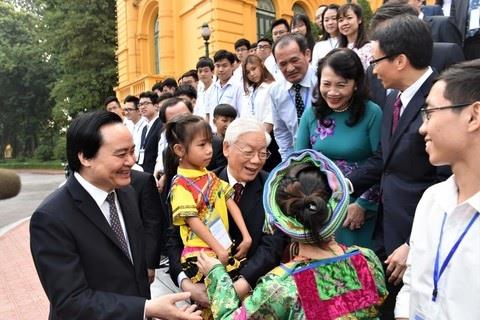 Tổng Bí thư, Chủ tịch nước Nguyễn Phú Trọng với các em học sinh, sinh viên tiêu biểu năm học 2017 - 2018, tại buổi gặp mặt ngày 3-11-2018.