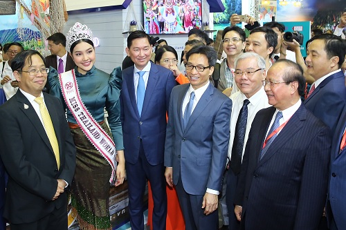 Phó Thủ tướng Vũ Đức Đam thăm Hội chợ Du lịch quốc tế TPHCM 2019, khai mạc sáng 5/9. Ảnh: VGP/Đình Nam