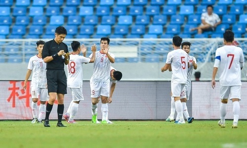 U22 Việt Nam (áo trắng) có chiến thắng nhẹ nhàng 2-0 trước U22 Trung Quốc. Ảnh: Sina.