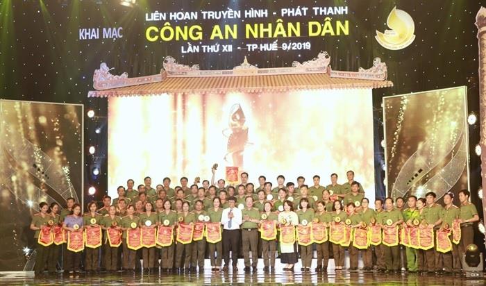 Thuợng tướng Nguyễn Văn Thành và đồng chí Trần Bình Minh trao kỷ niệm chương các đơn vị tham dự.