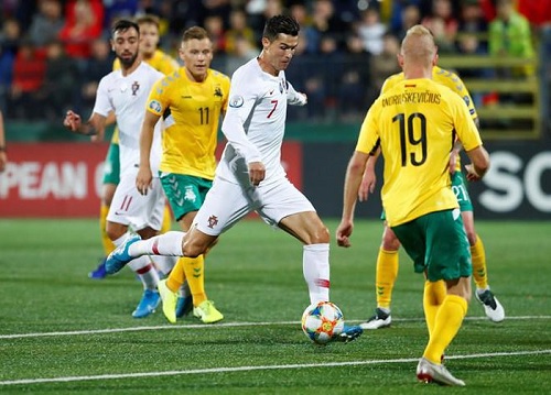 Ronaldo ghi bốn bàn giúp Bồ Đào Nha đại thắng ở vòng loại EURO 2020. (Ảnh: Getty). 