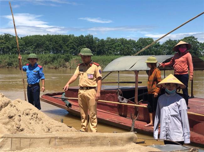 Đoàn liên ngành kiểm tra số lượng cát bị thu giữ trên tuyến sông Lam đoạn qua địa phận xã Thanh Tiên, huyện Thanh Chương