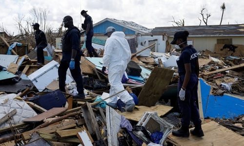 Cảnh sát và nhân viên cứu hộ tìm kiếm người mất tích trong đống đổ nát sau khi bão Dorian quét qua đảo Abaco, Bahamas (Ảnh: Reuters)