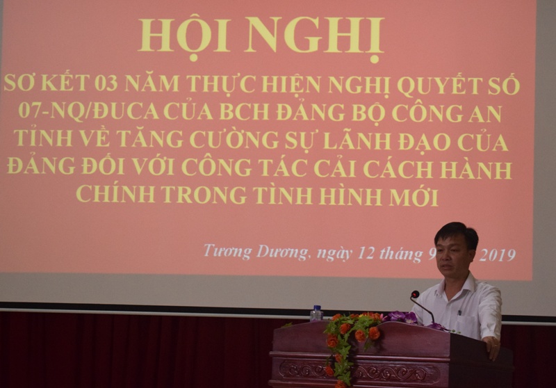 Đồng chí Kha Văn Ót, Phó chủ tịch UBND huyện Tương Dương phát biểu tại Hội nghị