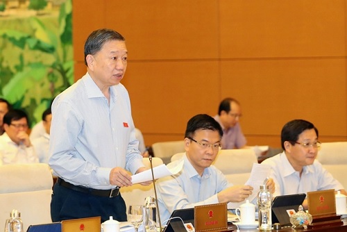 Đại tướng Tô Lâm, Bộ trưởng Bộ Công an báo cáo trước Uỷ ban Thường vụ Quốc hội.