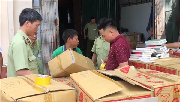 Cán bộ Cục Quản lý thị trường Hà Nội đã kiểm tra, phát hiện và xử lý một cơ sở sản xuất sách “lậu”.