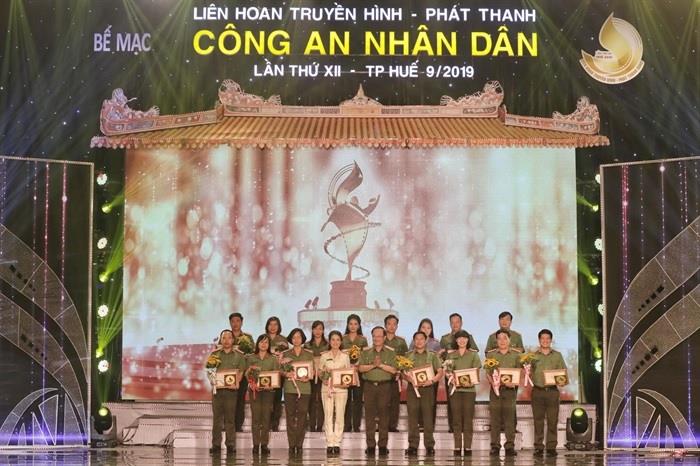 Thượng tướng Nguyễn Văn Thành trao giải cho các đoàn có Tác phẩm báo chí Truyền hình đoạt Huy chương Vàng