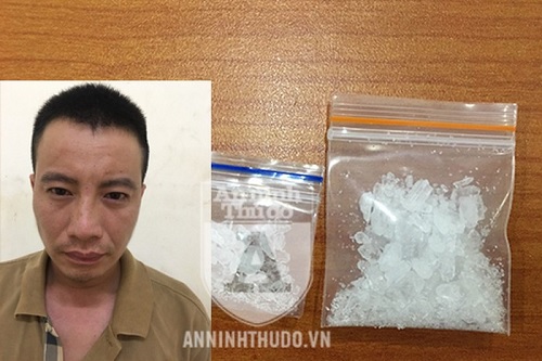 Đối tượng Đậu Duy Linh bị bắt cùng 2 gói ni lông chứa ma túy
