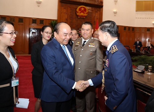Thủ tướng Nguyễn Xuân Phúc bắt tay chào mừng các đại biểu.