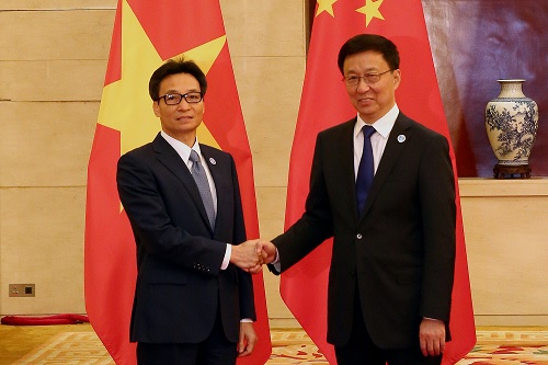 Phó Thủ tướng Vũ Đức Đam và Phó Thủ tướng Trung Quốc Hàn Chính. Ảnh: VGP/Đình Nam