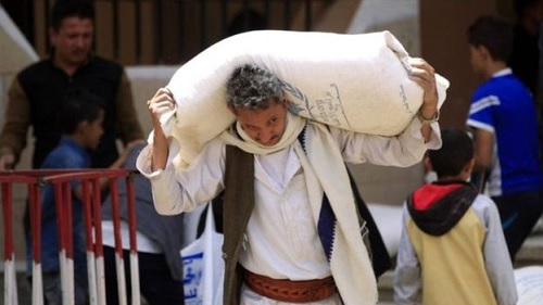 Người dân Yemen nhận viện trợ lương thực từ WFP (Ảnh: Debriefer)