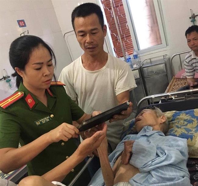 Cán bộ  Đội Cảnh sát QLHC về  TTXH Công an huyện Tân Kỳ làm thủ tục  cấp CMND cho ông  Nguyễn Văn  Cường  ngay tại  giường bệnh