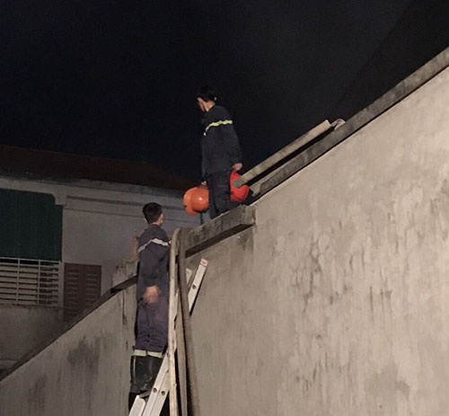 Lực lượng chữa cháy tiếp cận mái nhà.