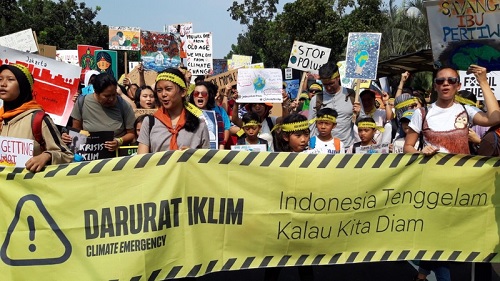 Giới trẻ tuần hành tại Indonesia với biểu ngữ 