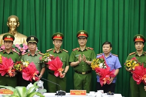 Thứ trưởng Nguyễn Duy Ngọc khen thưởng các đơn vị tham gia chuyên án.