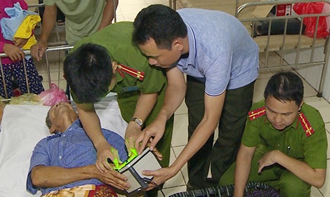Cán bộ chiến sĩ Công an Thanh hóa đến bệnh viện cấp căn cước công dân cho người dân.