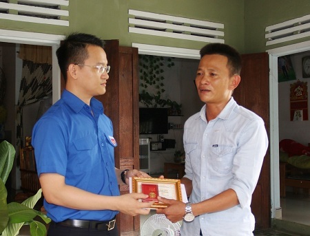 Trao tặng huy hiệu “Tuổi trẻ dũng cảm” cho anh Mai Xuân Minh - Ảnh: VGP/Lưu Hương