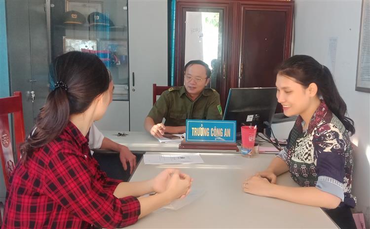 Trưởng Công an xã Nghi Trung giải đáp những thắc mắc            của quần chúng nhân dân trên địa bàn