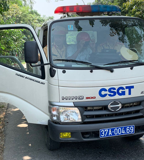 Thiếu tá Trần Huy Danh, Đội phó Đội CSGT-TT Công an huyện Hưng Nguyên cùng các thành viên trong tổ TTKSGT kịp thời đưa người bị nạn đi cấp cứu