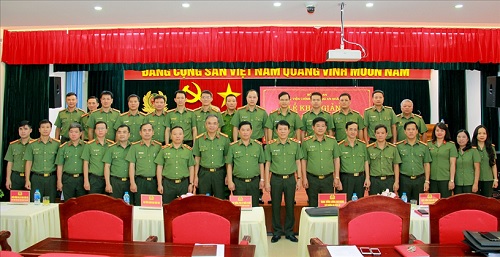 Thứ trưởng Lương Tam Quang với các đại biểu dự Lễ khai giảng.