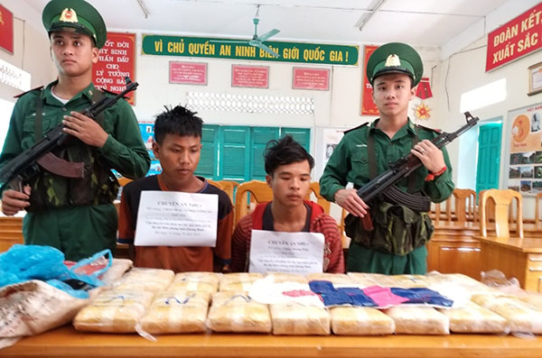 2 đối tượng người Lào bị bắt giữ cùng 100 ngàn viên ma túy